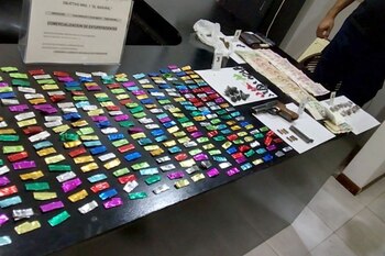 Los envoltorios papel glacé con cocaína, marihuana y dosis de paco, dinero, municiones y un arma de fuego, entre las pertenencias secuestradas