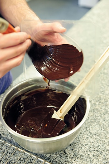 2. Pintá los moldes de