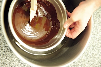 1. Fundí el chocolate a