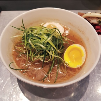 La versión al paso de