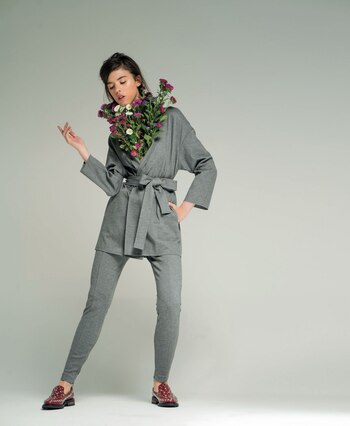 Blazer con lazo y pantalón chupín ($ 3.700 y $ 2.500, Clara Ibarguren) y mocasines de cuero con tachas (Saverio Di Ricci). (Fotos: Juan Jauregui/ Para Ti)
