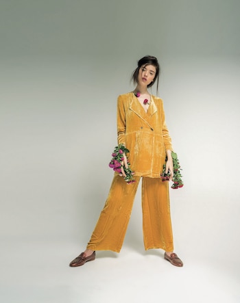 Saco y pantalón de terciopelo ($ 6.900 y 5.600, Rapsodia) y mocasines de cuero metalizado con tachas ($ 4.490, Sofi Martiré). (Fotos: Juan Jauregui/ Para Ti)