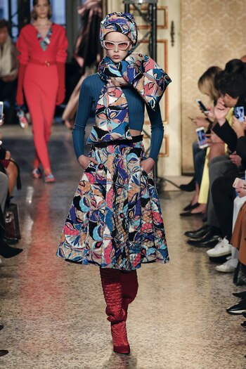 Hubo faldas midi con volumen que se llevaron con medias de color y chaquetas acolchadas