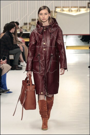 Los complementos: bolsos XXL, pequeñas carteras de mano y riñoneras de piel con varios compartimentos