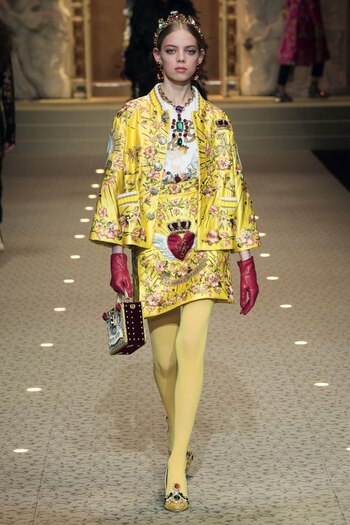Los accesorios –tocados, lentes, carteras y zapatos–, los prints, las medias de colores y los bordados evocaron una María Antonieta moderna
