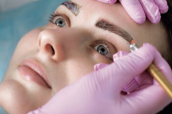 Maquillaje semipermanente en las cejas,