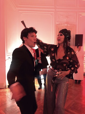 Moria se divierte en la