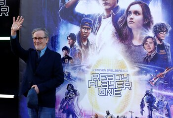 Steven Spielberg saluda al público
