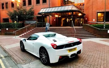 El Ferrari 458 Spider de Zahid Khan, estacionado sobre la vereda cerca del Tribunal de la Corona de Birmingham