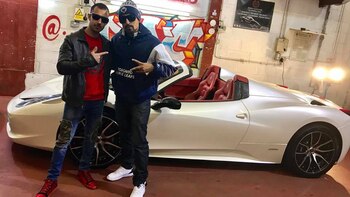 Zahid Khan (de buzo rojo) tiene 31 años, es millonario y vive en Birmingham, Reino Unido