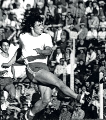 Con la camiseta de Huracán,