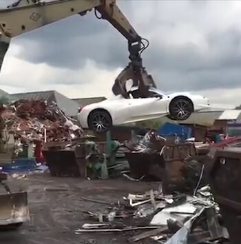 El Ferrari fue convertido en chatarra hace un año, pero recién ahora se difundieron las imágenes de la destrucción