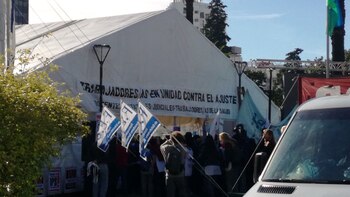 La carpa blanca que instalaron los estatales (@TroncosoGuille)