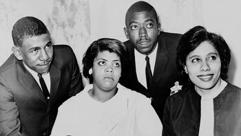 Linda Brown (centro) junto a