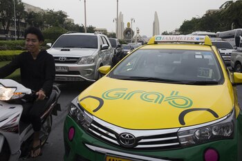 Un vehículo de “Grab” pasando