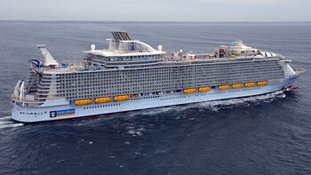 Mide 362 metros de eslora