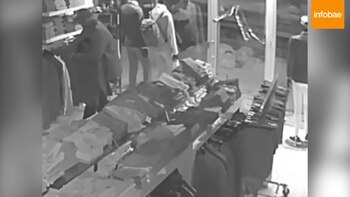 Tomó varias prendas y luego