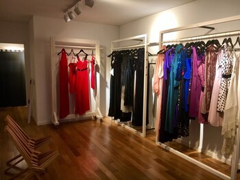 El showroom con una amplia