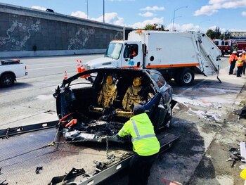 El Tesla es remolcado luego