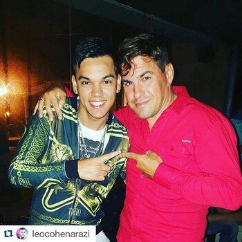 Arazi junto al cantante y