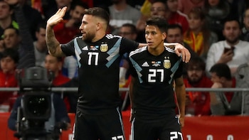 Maxi Mesa junto a Nicolás Otamendi, en el único partido que el jugador de Independiente disputó con la camiseta de la Selección, ante España, en Madrid (Reuters)