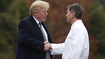 Donald Trump junto a Ronny Jackson (AP)