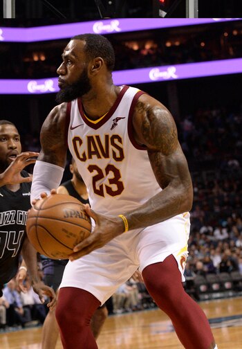 LeBron James enfrenta una demanda