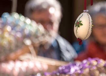 Un huevo decorado se vende