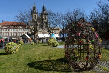 Una escultura de huevo en