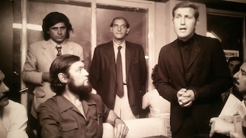El escritor argentino Julio Cortázar escucha a Mugica