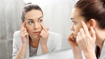 ¿La aparición de bolsas y ojeras puede ser por la falta de sueño? (Getty Images)