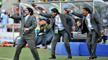 Maradona en acción en su