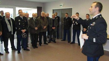 Arnaud Beltrame dando instrucciones a