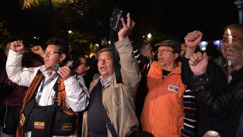 Miembros de la prensa en una movilización para pedir la liberación los periodistas de El Comercio. (AFP)