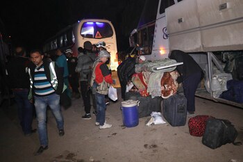 Civiles sirios descargan sus pertenencias