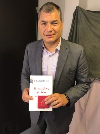Rafael Correa sostiene el libro dedicado y el rosario que el Papa Francisco le habría enviado a su ex vicepresidente, que cumple una condena por corrupción