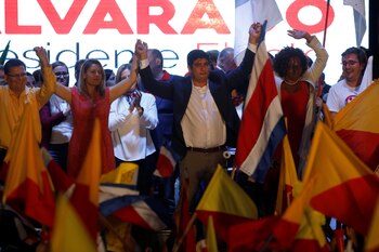 Carlos Alvarado Quesada, celebra la