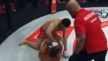 Khizriev sometiendo a Palhares durante