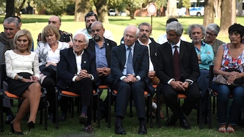 Al centro Geoffrey Cardozo, el