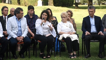 Con el micrófono María Fernanda