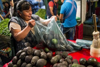 Un puesto de frutas callejero en Michoacán