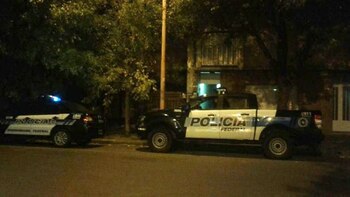 Los patrulleros durante el allanamiento