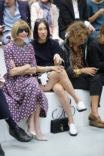 Confidentes. Chen y Wintour, juntas en Milan Fashion Week 2015 obrservando y haciendo acotaciones sobre la nueva colección de Marni