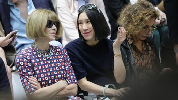 Anna Wintour y Eva Chen presenciando el desfile de Marni en Milán Fashion Week. ¿Puede llegar a ser su sucesora?