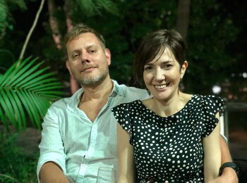 La pareja de periodistas sonrientes