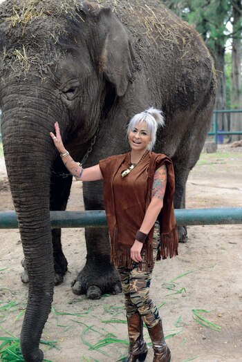 Daniela Cardone junto a la