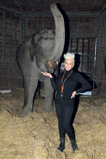 Daniela Cardone junto Merry en