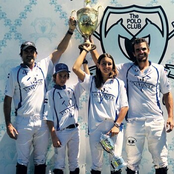 Los Cambiaso (Mía, Poroto y Adolfito) levantan la copa junto a Magoo Laprida, el otro integrante del equipo.