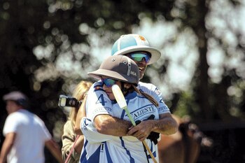 Padre e hija se funden en un abrazo.