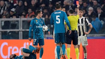 Cuneyt Cakir le muestra la